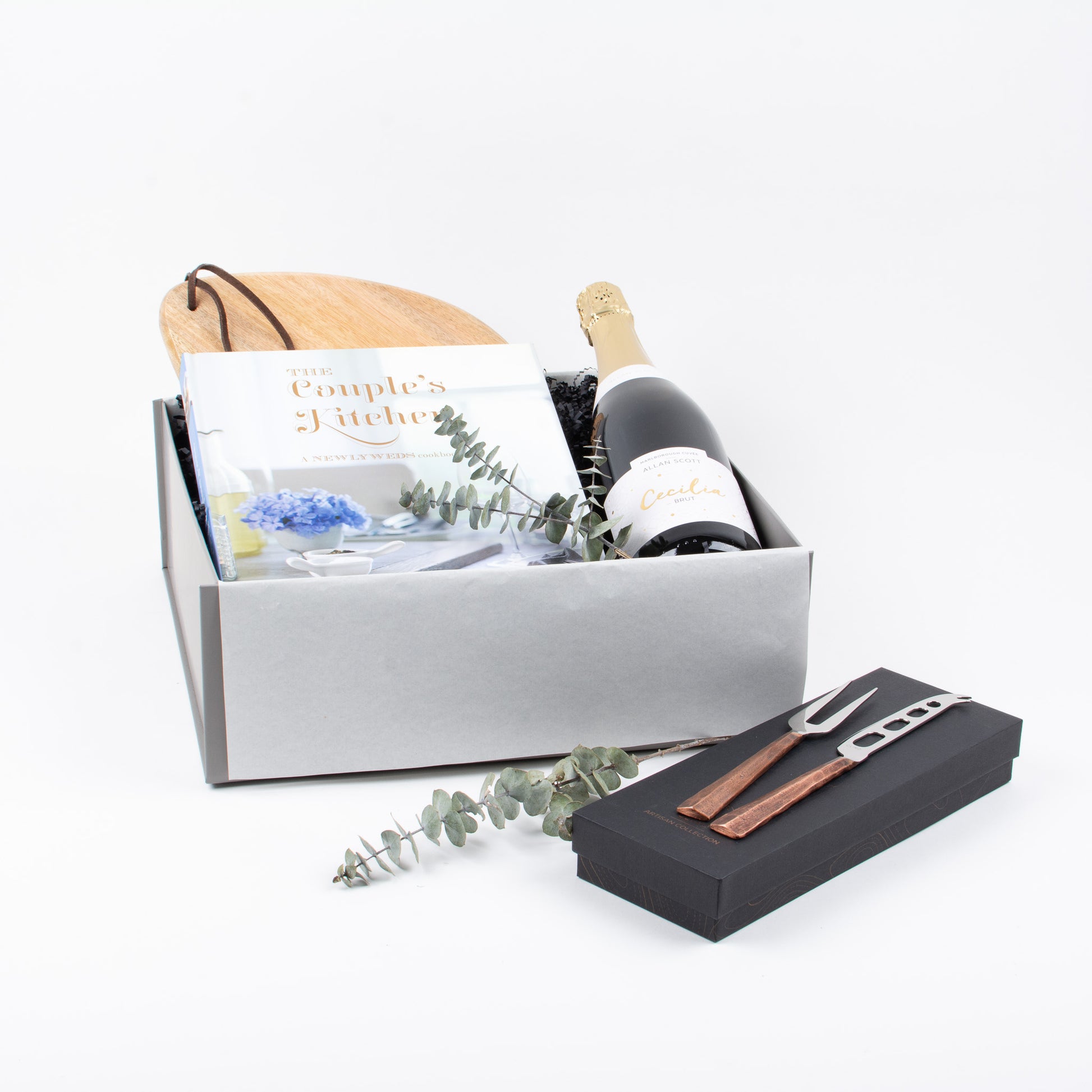 Bubbles, cook book, board and a set of cheeseknives in gift box.
