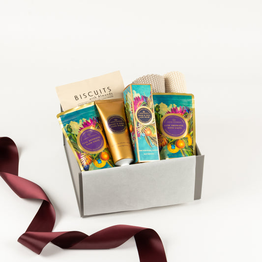 Featured in this gift box are a set of cotton washers, 2 bath salts, hand cream, almond biscuits.